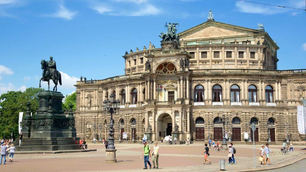 Tham quan bên ngoài Nhà hát Semperoper
